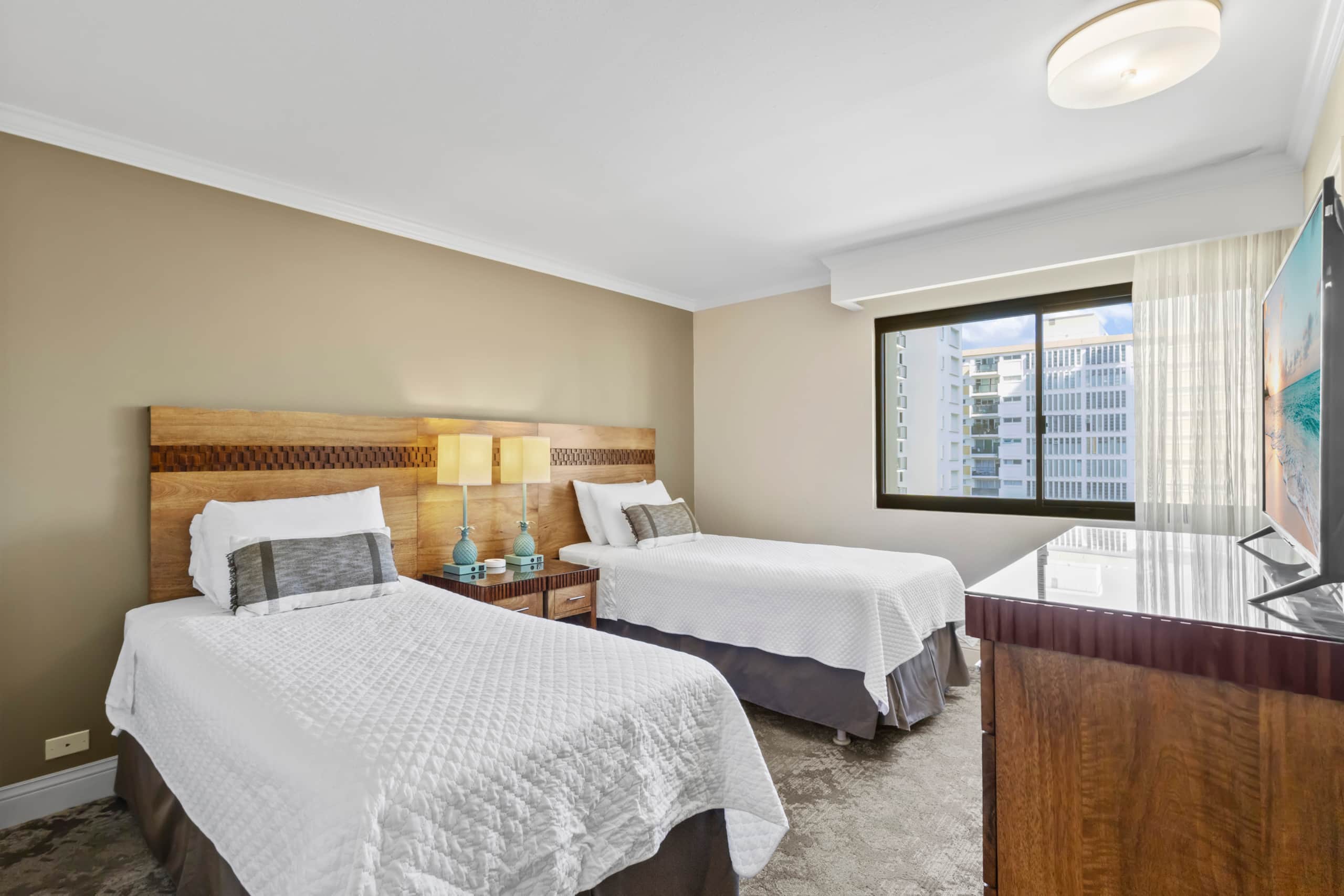 Condo in Honolulu · ★5.0 · 2 bedrooms · 5 beds · 2 private baths - Image 5