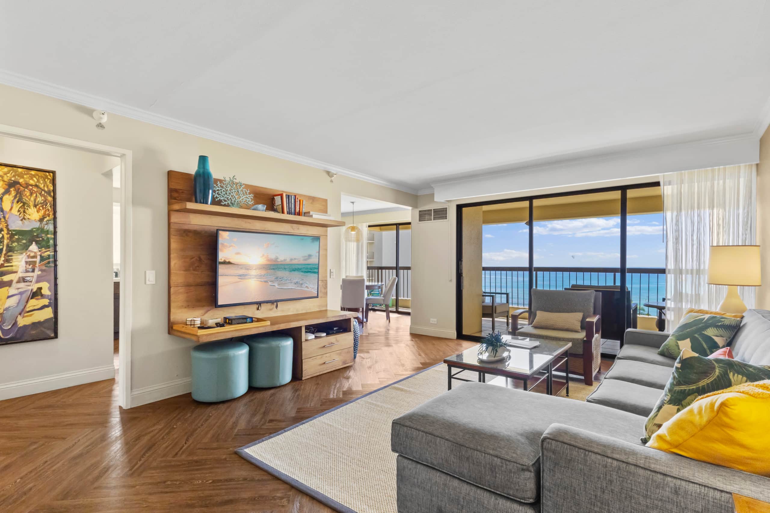 Condo in Honolulu · ★5.0 · 2 bedrooms · 5 beds · 2 private baths - Image 2