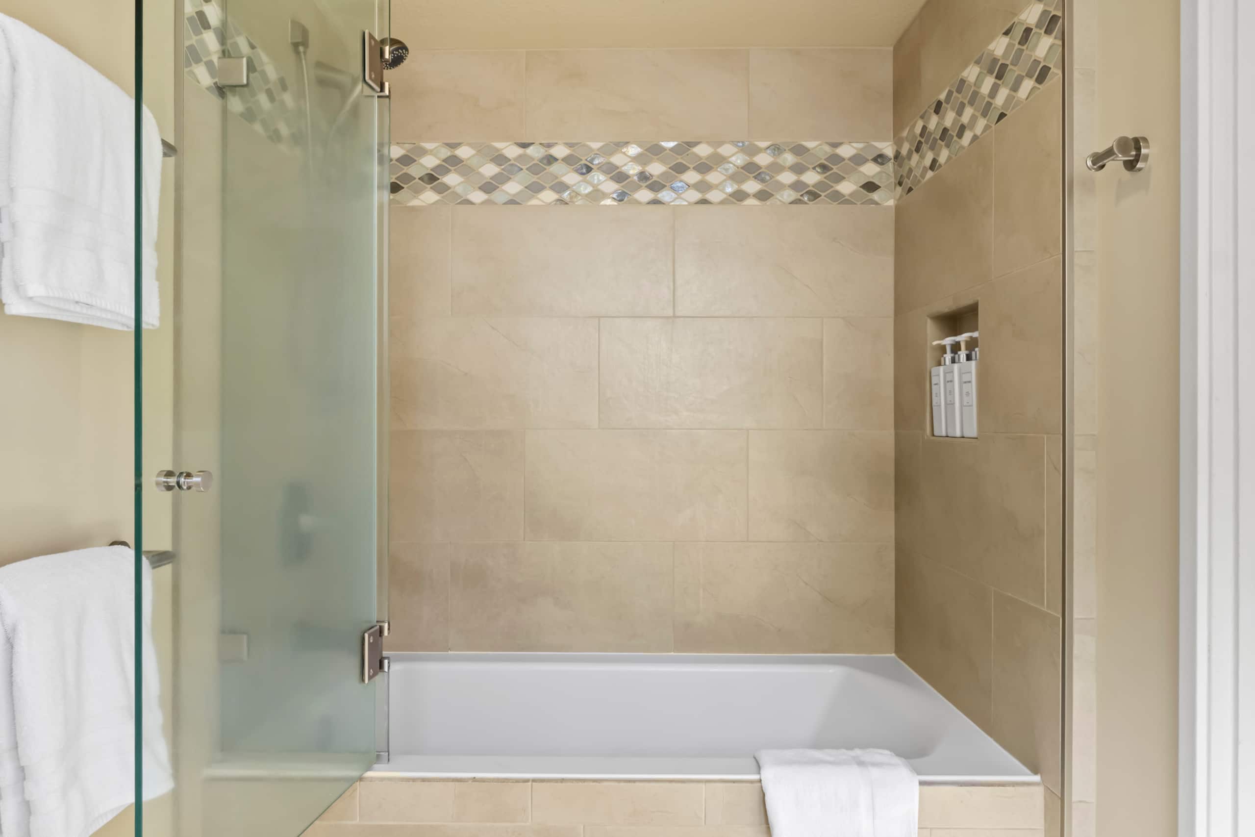 Condo in Honolulu · ★5.0 · 2 bedrooms · 5 beds · 2 private baths - Image 18