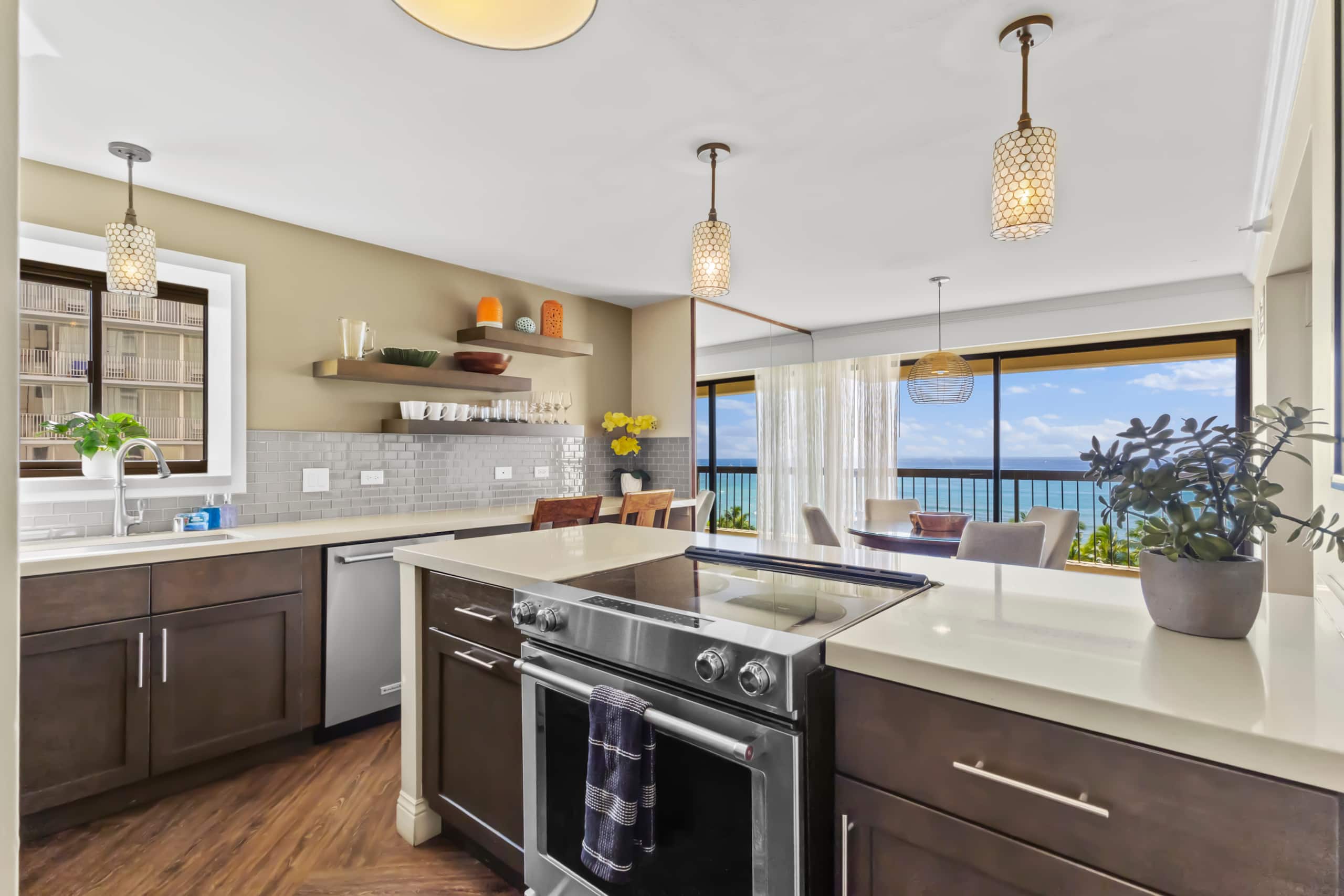 Condo in Honolulu · ★5.0 · 2 bedrooms · 5 beds · 2 private baths - Image 3