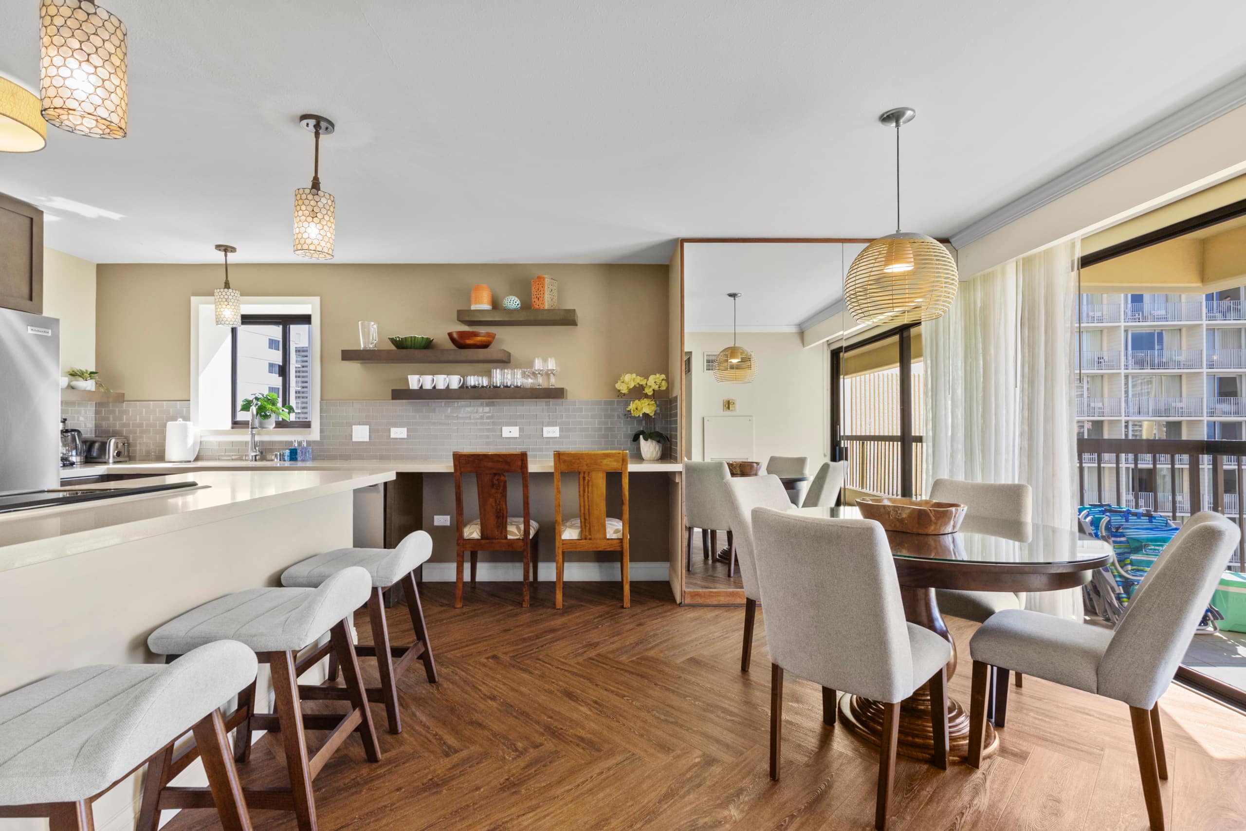 Condo in Honolulu · ★5.0 · 2 bedrooms · 5 beds · 2 private baths - Image 8