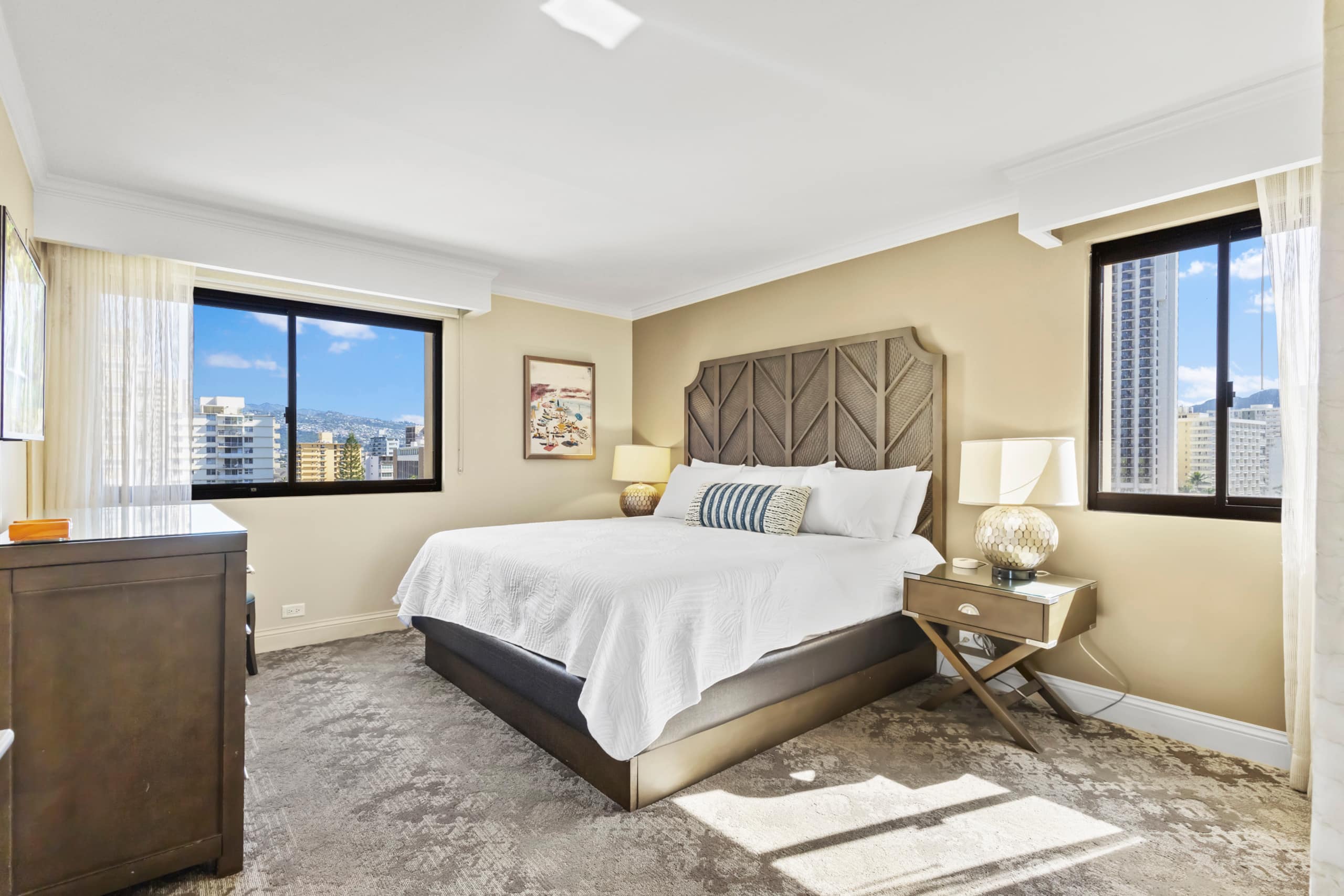 Condo in Honolulu · ★5.0 · 2 bedrooms · 5 beds · 2 private baths - Image 4