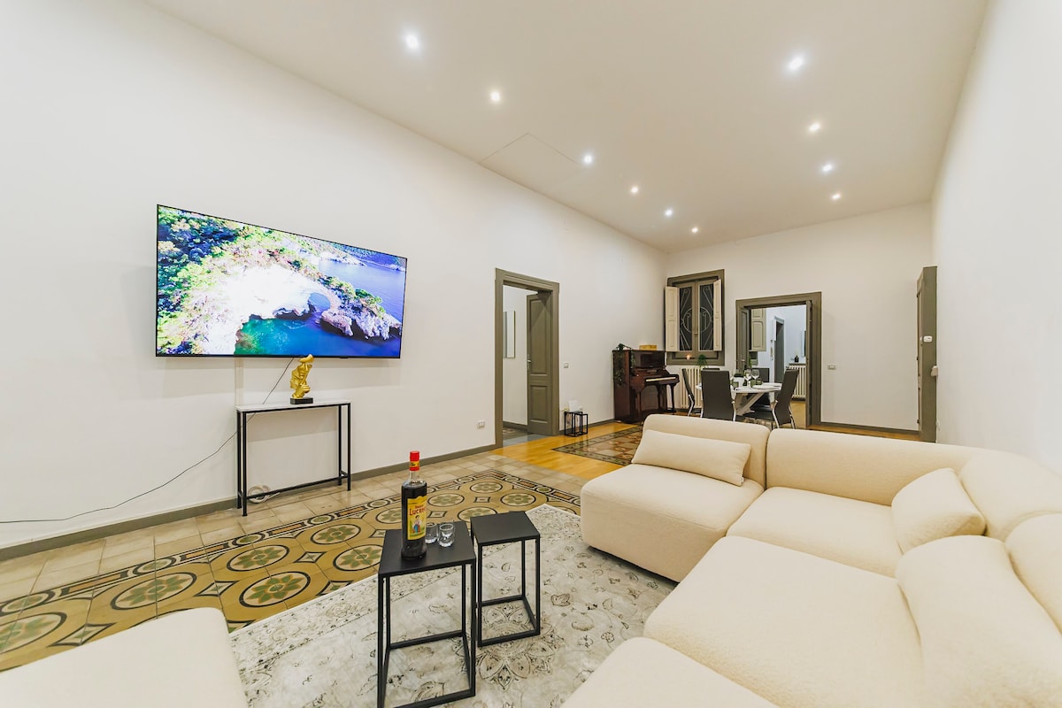 Successful Airbnb property: Prestigious apartment •sea view •170m² center in Bari