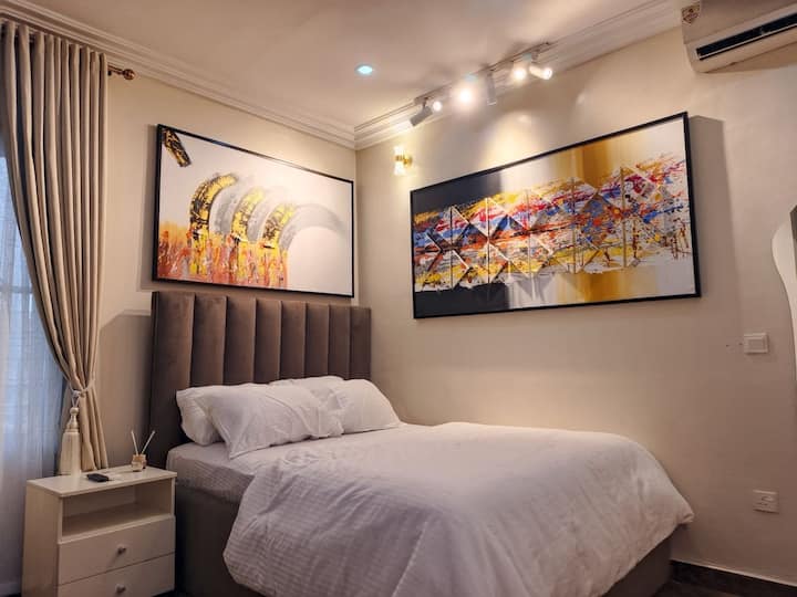 Спокойна спалня с плюшено спално бельо и 55-инчов смарт телевизор