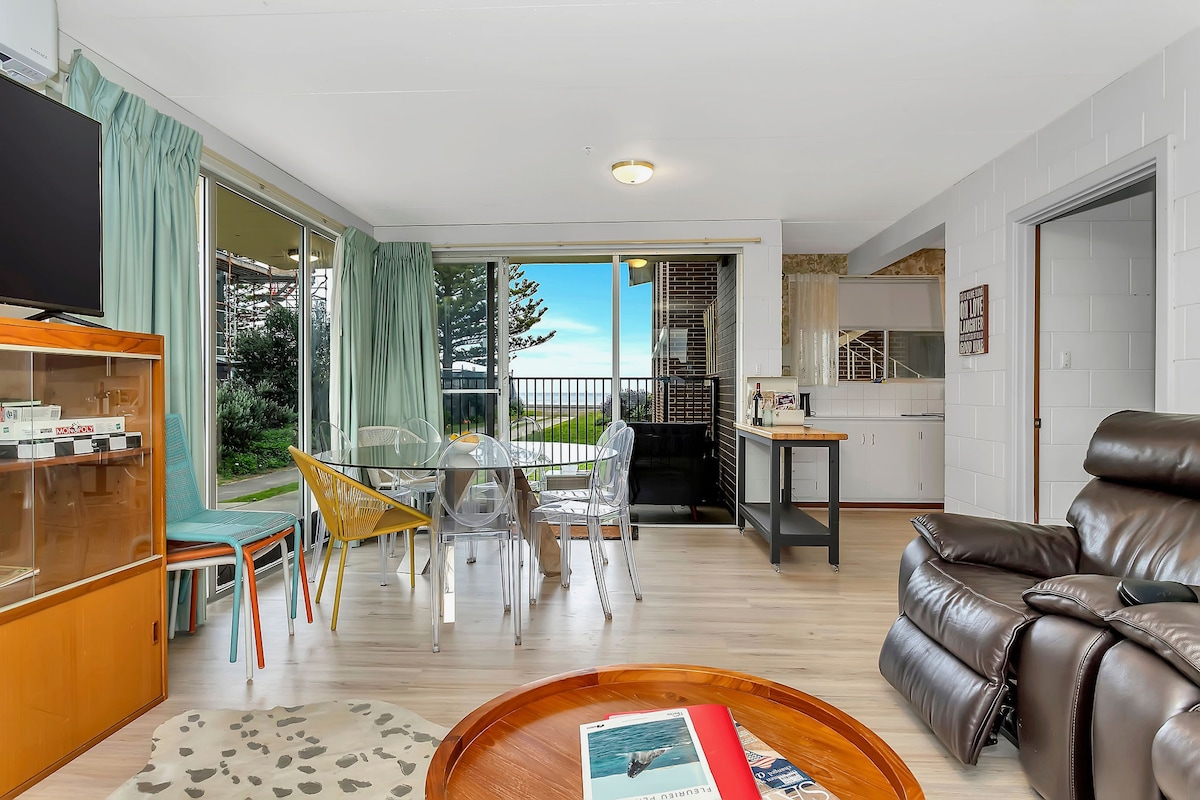 Top performing Airbnb: Esplande Retro Getaway by Sea in Encounter Bay