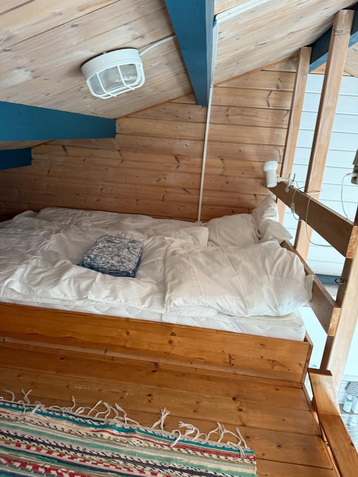按照瑞典房屋的惯例，这是一个睡眠阁楼，可通过安全梯子到达。