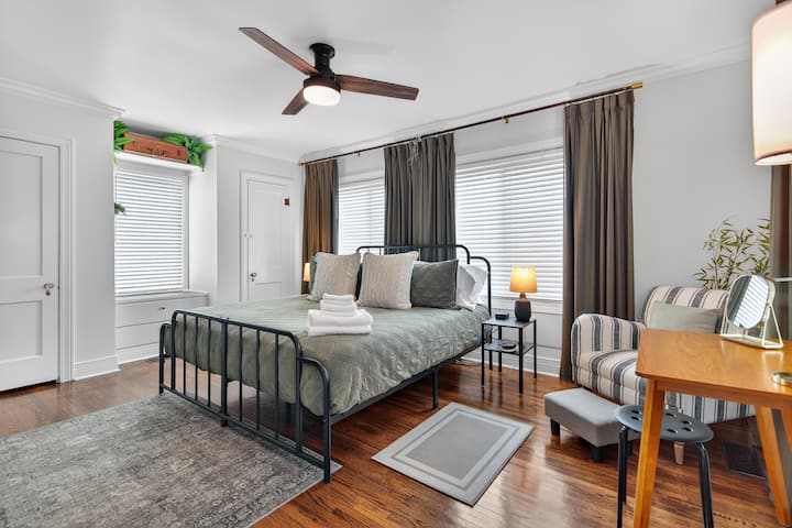 დატკბით ამ ოთახით, რომელშიც კიდევ ერთი ფუფუნების მეხსიერების ეფექტის მქონე ქაფბეტონის საწოლია. მისი სინათლე მიმზიდველია. თქვენს კომფორტსა და დასვენებაზე ზრუნვის მიზნით, ყველა ოთახში დაგხვდებათ ბრმა ფარდები.