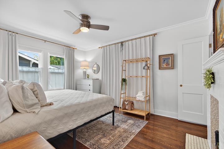 ბარგის გადასალაგებლად და ჩამოსატვირთად ბამბუკის საკიდი გექნებათ. ასევე, თუ გსურთ, შეგიძლიათ გამოიყენოთ 4 უჯრის კომოდი და საწოლის ქვეშ დამალული ბარგის თარო. 