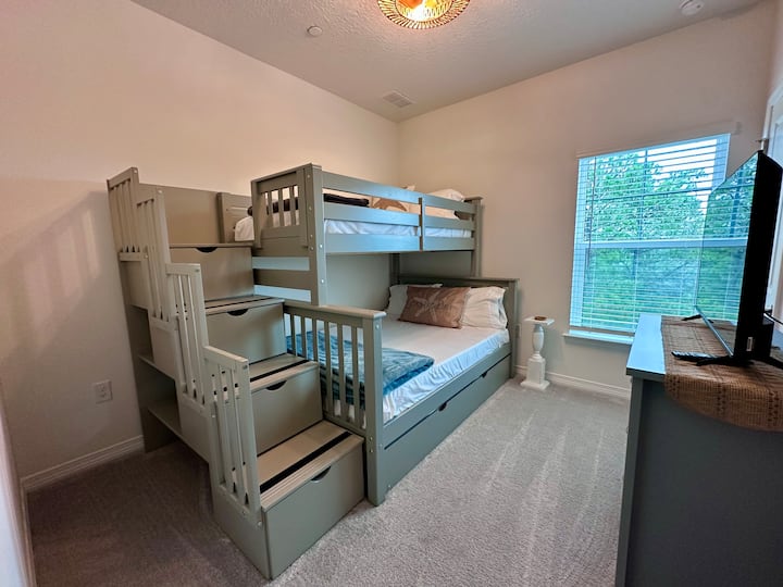 第三间卧室提供多种睡眠选择。 有一张配有舒适泡沫床垫的全尺寸床或两张单人床……您可以选择如何摊开睡个好觉！ 