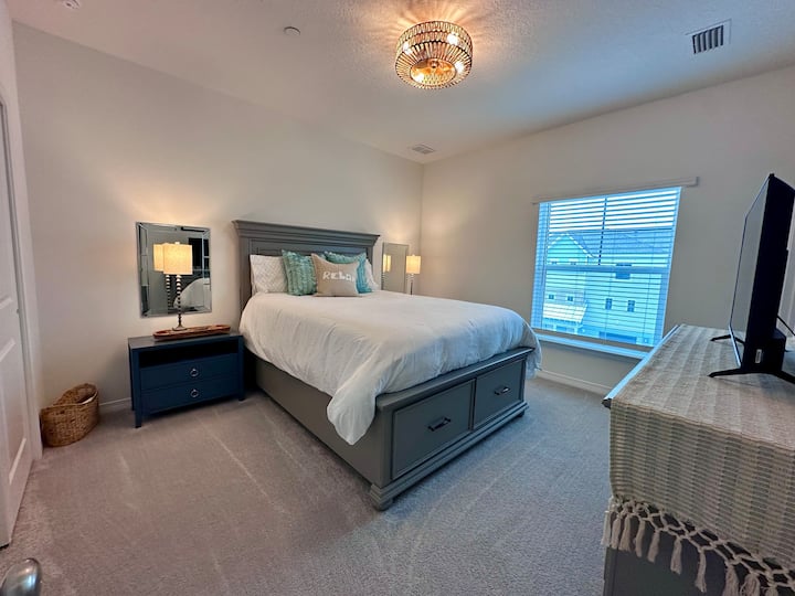 主卧配有一张标准双人床，配有豪华混合床垫、大梳妆台和两个带灯和充电站的床头柜。 其他便利设施包括智能电视和套内卫生间。