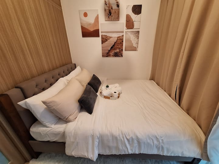 Descanse cómodamente en nuestra acogedora cama tamaño queen, completa con almohadas suaves, edredón mullido y una cesta de bienvenida especial, un toque cálido que hace que cada estancia se sienta como en casa para parejas o familias pequeñas familias.