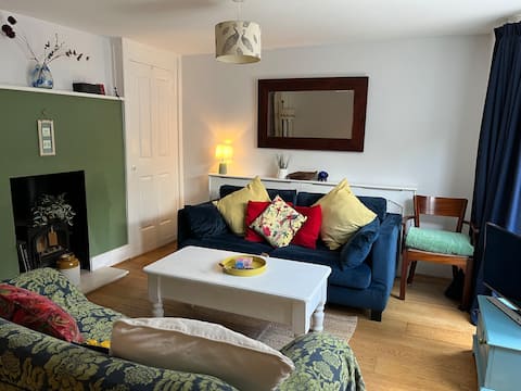 Birdcage: Central, quiet, 2-beds, patio, parking
