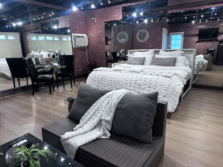 Studio Loft With Private Bathroom & Backyard - Long Beach, CA