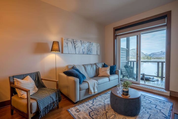 Condo Avec Vue Sur Le Lac Supérieur Et Montagnes - Laurentides