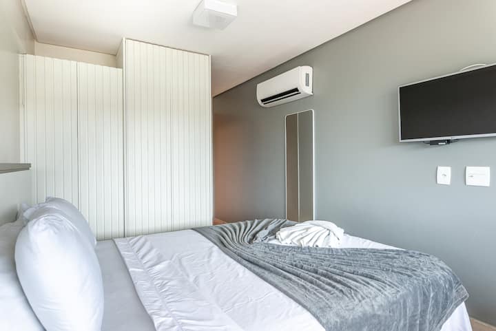 - Suite con baño
- Cama matrimonial queen
- Cama individual
- Colchón extra
- Juego de cama completo incluido
- Aire acondicionado
- Cortina blackout
- Televisión inteligente
- Armarios
- Paquete y juego disponible.
- Cómodo y acogedor.
- Vistas al mar y al complejo turístico