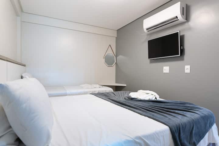 - Habitación con balcón.
- Baño justo afuera de la puerta
- Cama doble tamaño queen
- Cama individual
- Colchón adicional
- Juego de ropa de cama completo incluido
- Aire acondicionado
- Cortina blackout
- Televisión inteligente
- Armarios para maletas y ropa
- cajón
- Cómodo y acogedor.