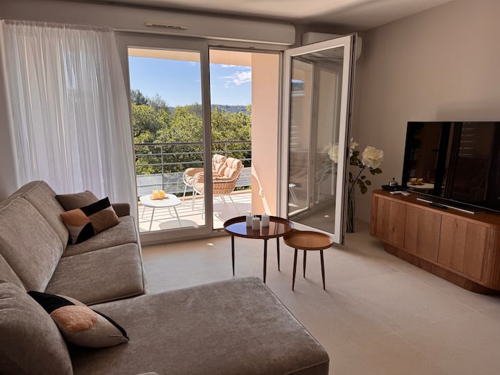 2p Rénové Avec Ascenseur Et Terrasse Vue Dégagée - Mouans-Sartoux