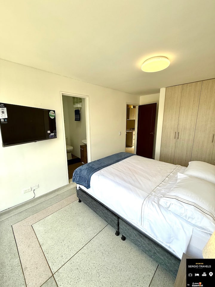 Пространа и удобна соба со поглед кон градот, опремена со двоен кревет, плакар, паметен телевизор со интернет, затемнети ролетни за целосен одмор и приватна бања со туш, идеална за уживање во удобноста и приватноста во вашиот престој.