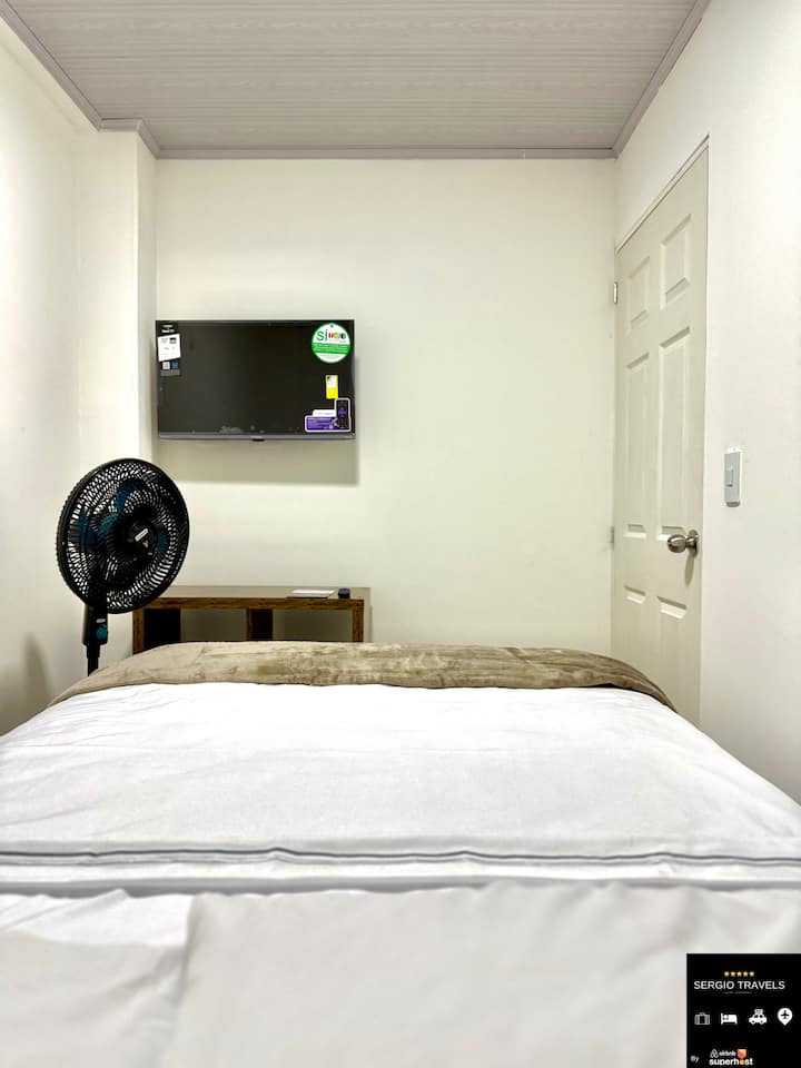 Уживајте во соба дизајнирана за одмор, со совршена рамнотежа помеѓу удобноста, спокојството и свежината, идеална за вашиот престој да биде уште попријатен.