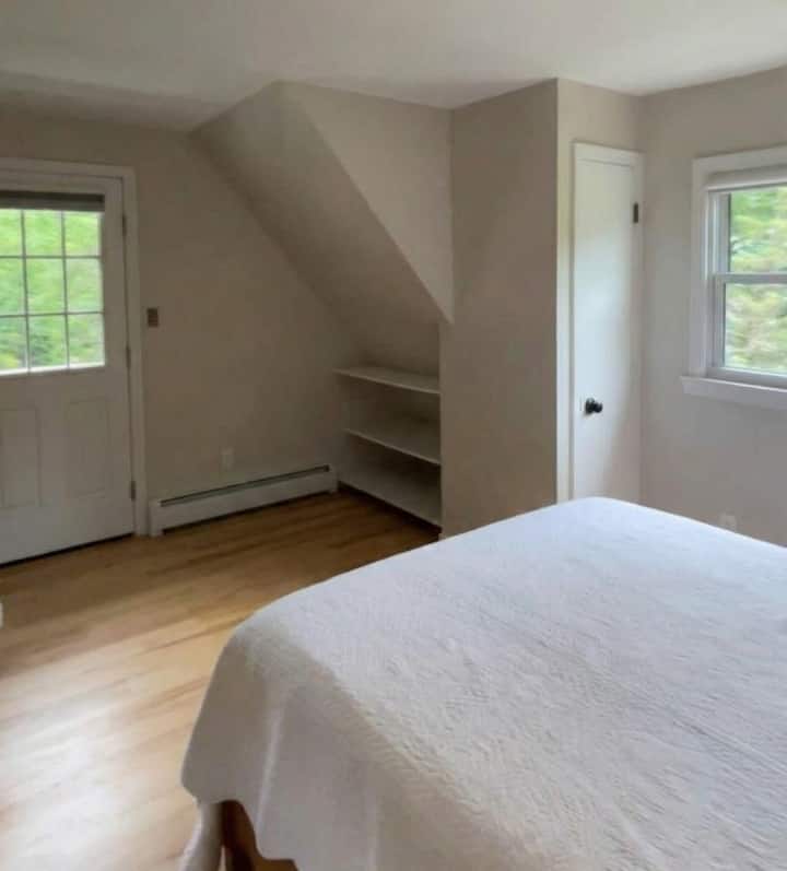 Vågn op til en fantastisk solopgang i det primære soveværelse. Døren fører til en Juliette-balkon, der vender mod øst, det perfekte sted at starte din dag med en betagende udsigt og en frisk kop kaffe.