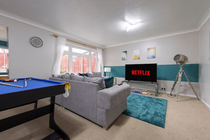 Close To Town With Garden Parking & Pool Table - Maidstone