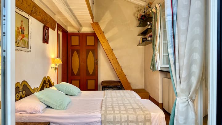 غرفة نوم مزدوجة مع أسرّة مفردة