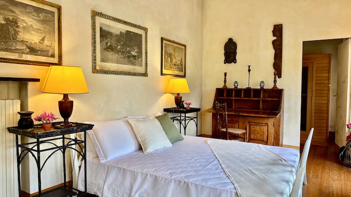 غرفة نوم للضيوف مع سرير بحجم كوين، وركن عمل ذكي، وإمكانية الوصول إلى غرفة الملابس الكبيرة مع ساونا