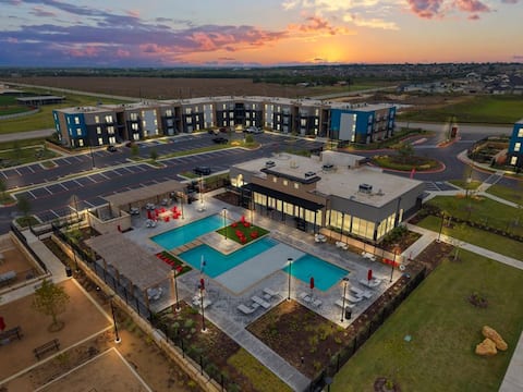 Luxury Austin Stay Near St. David’s | Pool+ Gym