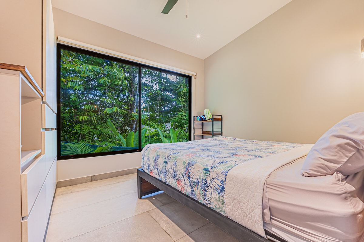 غرفة نوم ثانية مع سرير بحجم كبير ومكيف وخزانة ملابس!