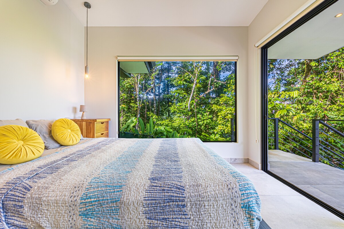 غرفة نوم رئيسية مع سرير بحجم كوين ومكيف هواء وخزانة ملابس وإمكانية الوصول المباشر إلى التراس!