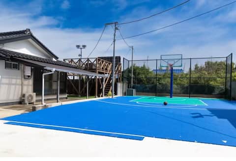 Sleeps 14 people!Villa with an ocean breeze / Large sauna / Basketball court / BBQ / Ocean right in 