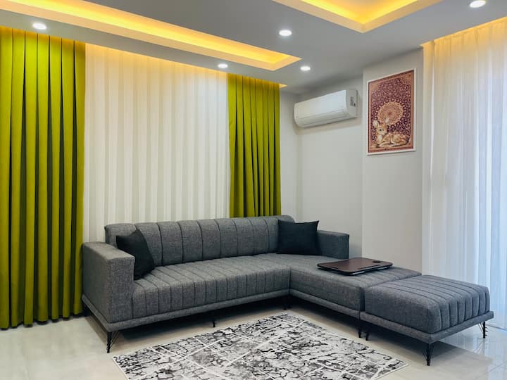 เก้าอี้นวมที่สะดวกสบายรอคุณอยู่ในพื้นที่นั่งเล่นที่กว้างขวางและสว่างไสวของเรา ซึ่งคุณสามารถบรรเทาความเหนื่อยล้าของวันได้