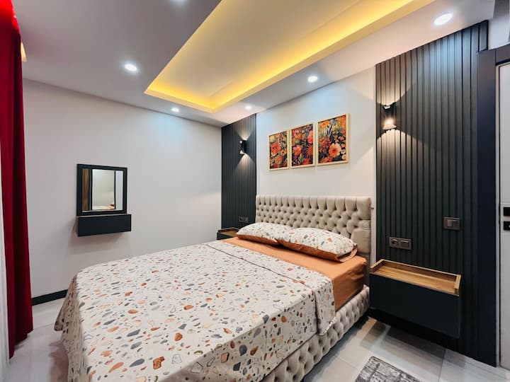 กระจกบานใหญ่และโต๊ะแต่งหน้าทำให้มุมนี้ดูสวยงามและใช้งานได้ดี