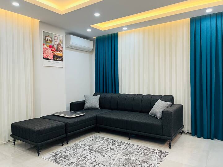 在宽敞明亮的起居区，舒适的沙发等待着您，缓解一天的疲劳。