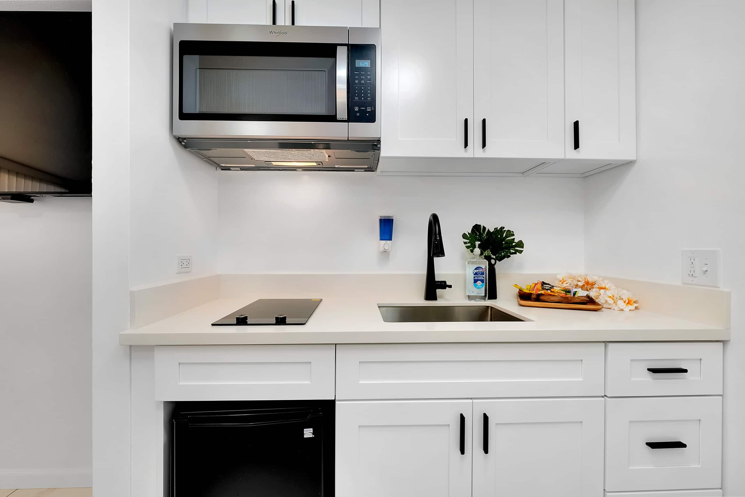 Condo in Honolulu · ★4.69 · 1 bedroom · 2 beds · 1 private bath - Image 8