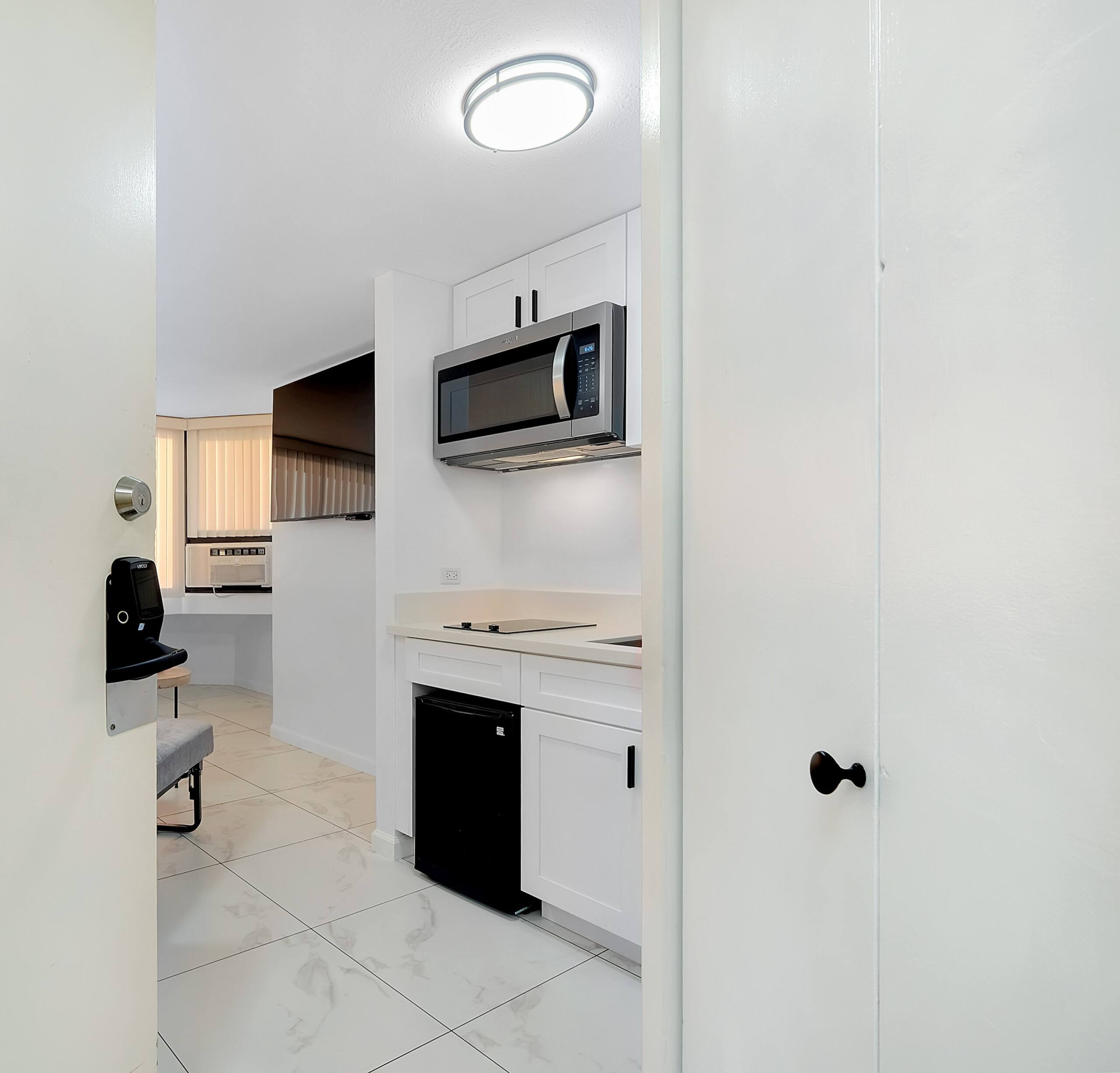 Condo in Honolulu · ★4.69 · 1 bedroom · 2 beds · 1 private bath - Image 11
