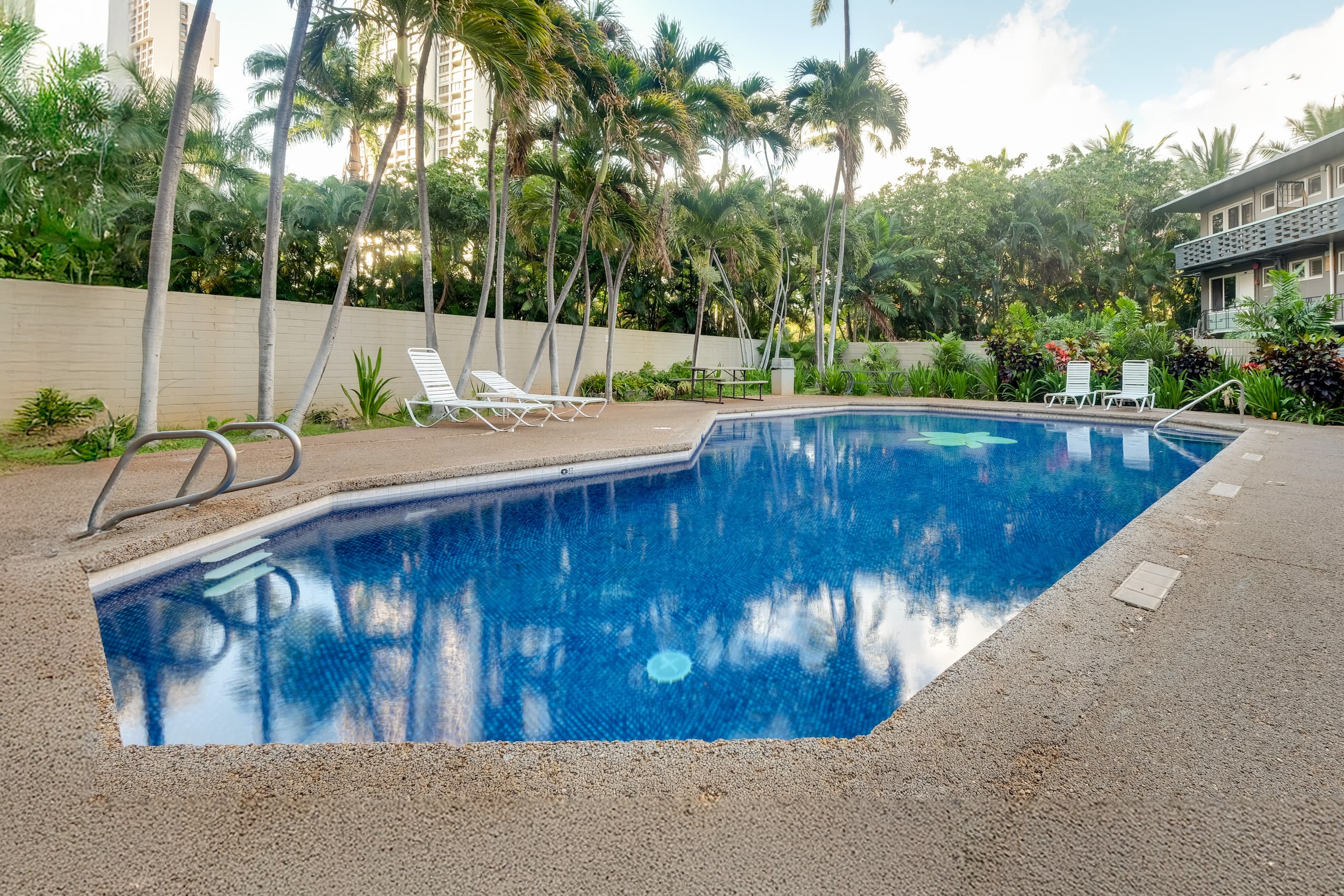 Condo in Honolulu · ★4.69 · 1 bedroom · 2 beds · 1 private bath - Image 37