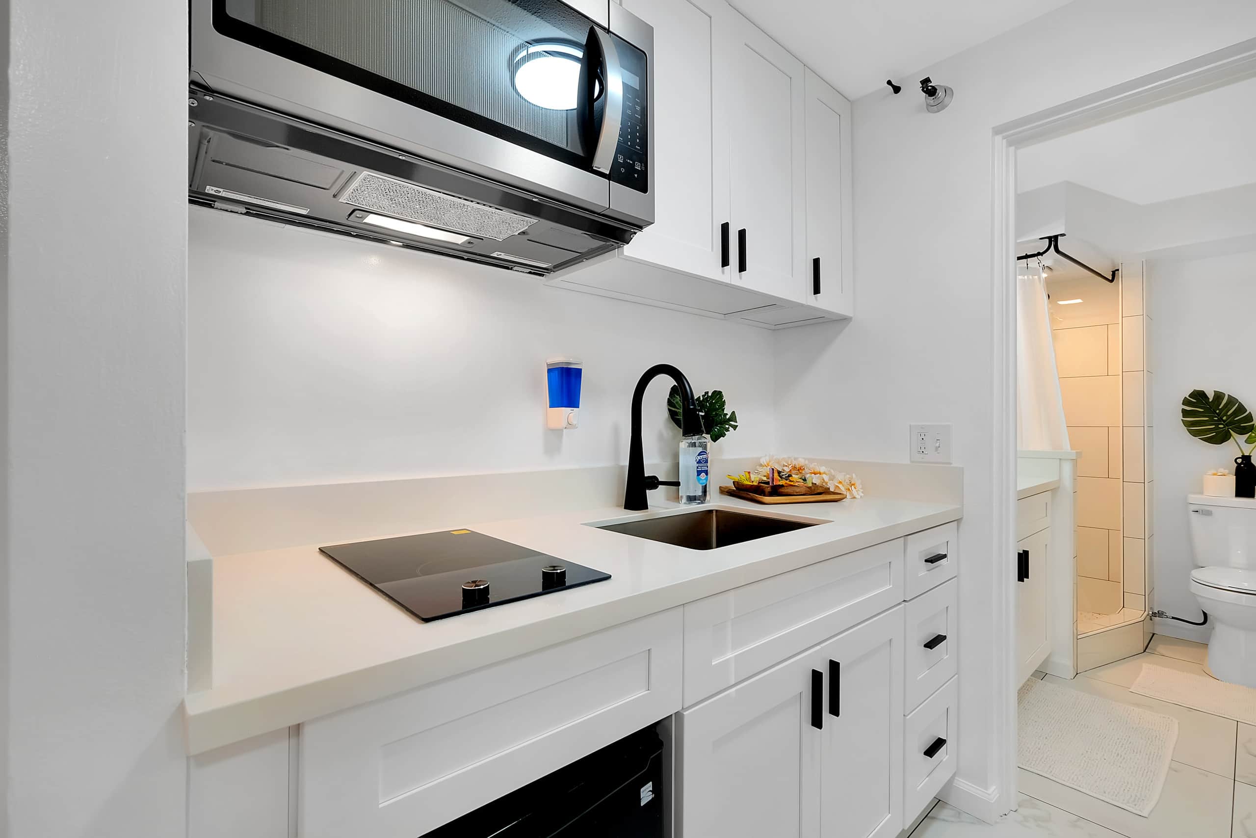 Condo in Honolulu · ★4.69 · 1 bedroom · 2 beds · 1 private bath - Image 10