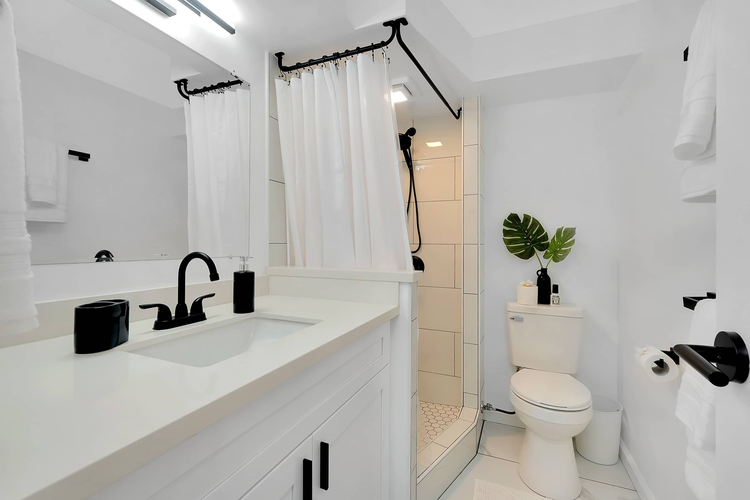 Condo in Honolulu · ★4.69 · 1 bedroom · 2 beds · 1 private bath - Image 35