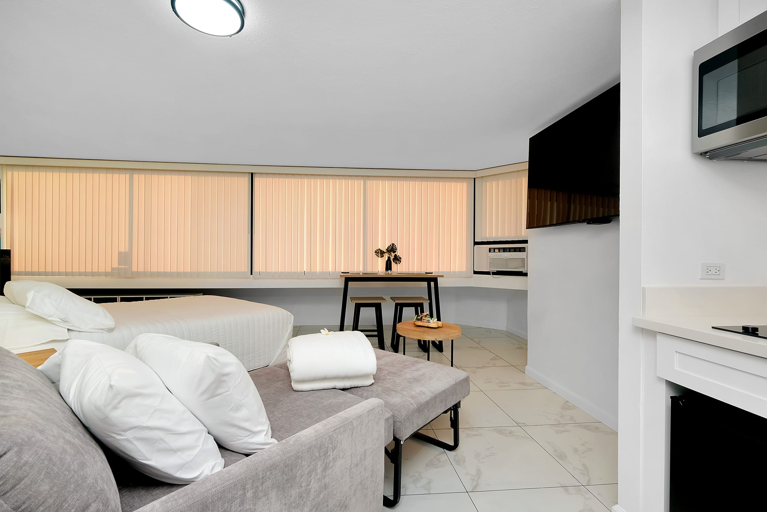 Condo in Honolulu · ★4.69 · 1 bedroom · 2 beds · 1 private bath - Image 27