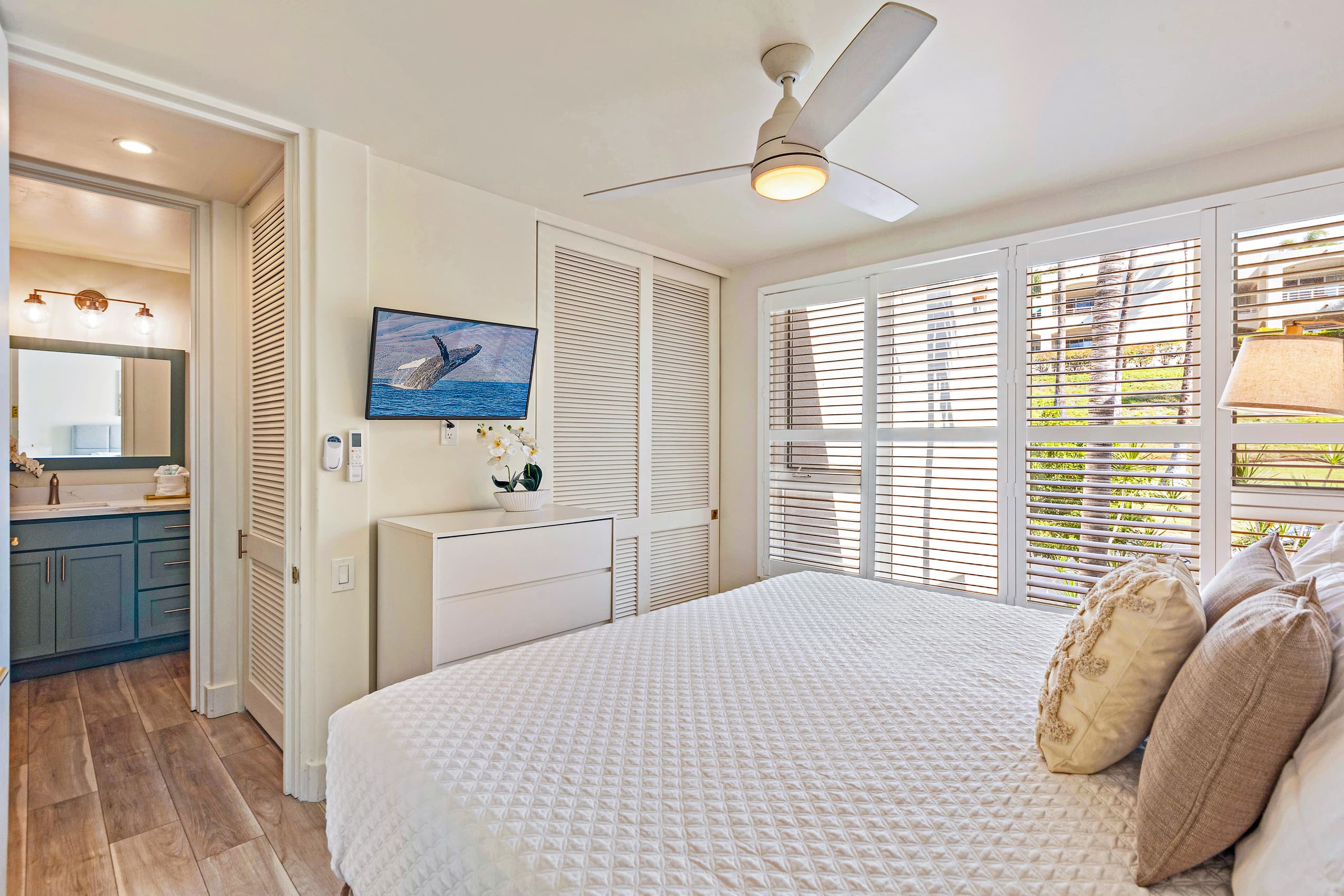 Chic Coastal Living in the Heart of Wailea - Image 25