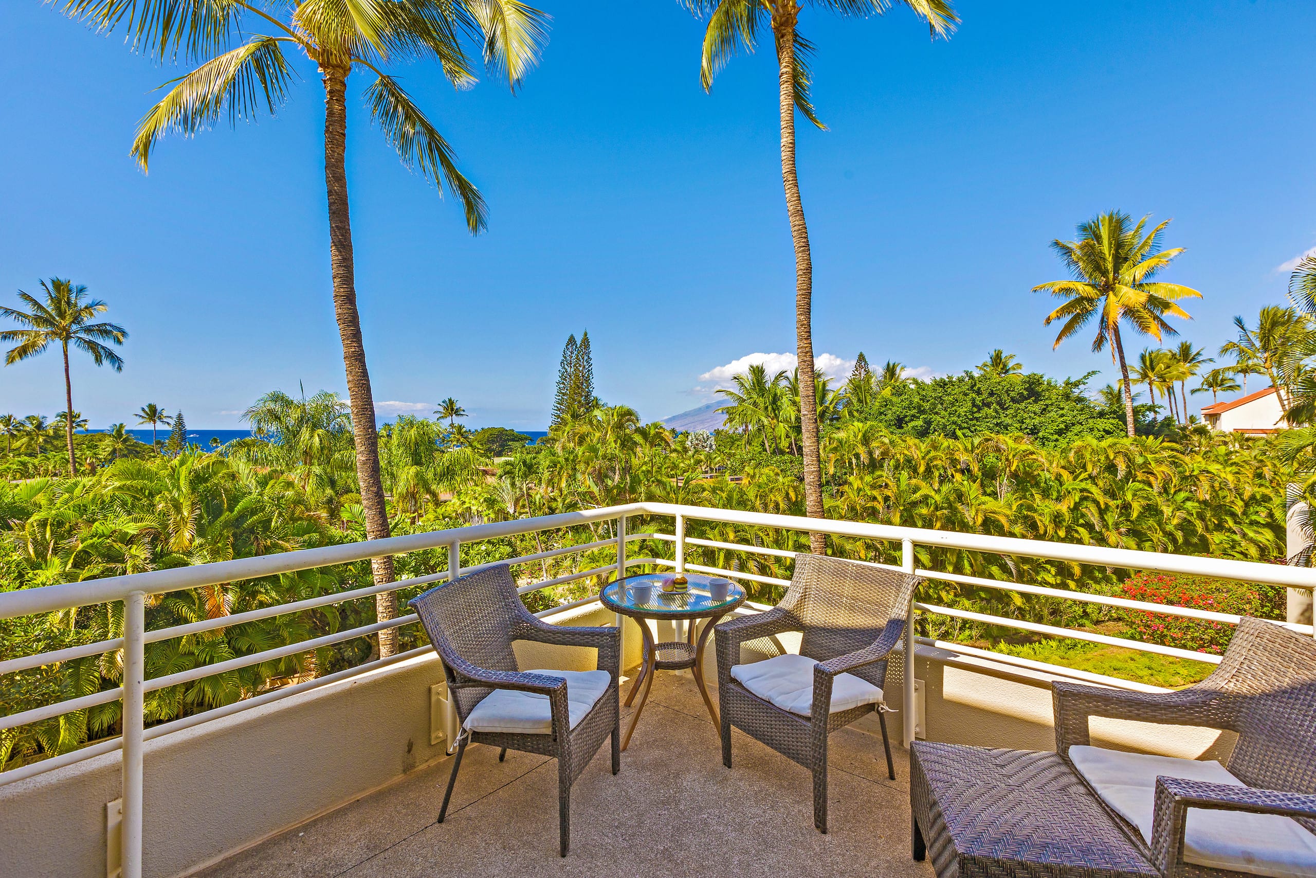 Chic Coastal Living in the Heart of Wailea - Image 40