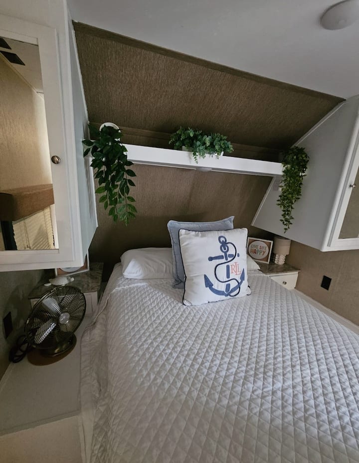 El cuarto de pareja es un espacio  cómodo y muy acogedor, ideal para descansar y disfrutar de privacidad. Está pensado para brindarles una velada especial y una estadía placentera.”