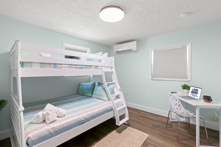 Habitación infantil perfecta o espacio adicional para invitados con litera y zona de trabajo