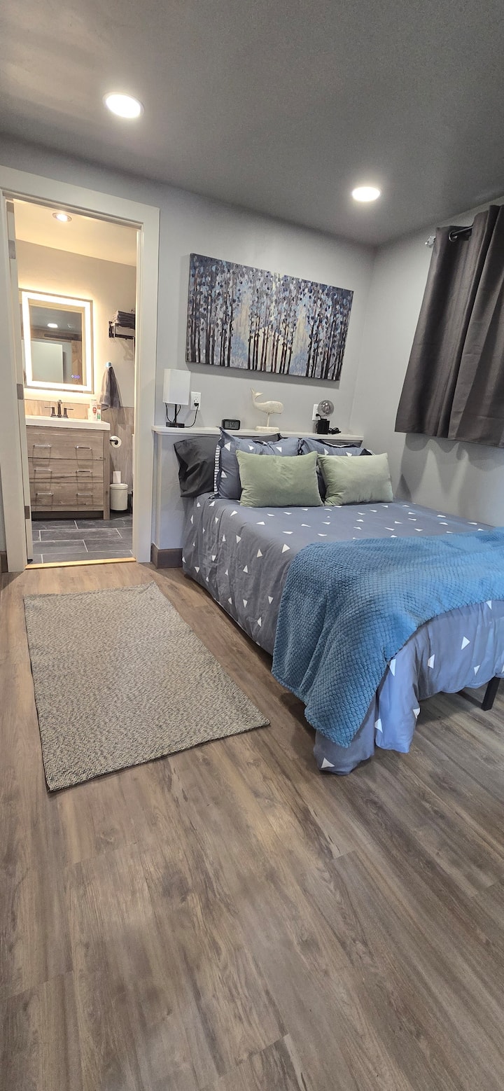 غرفة نوم مع حوض استحمام كامل/دش وخزانة ملابس.