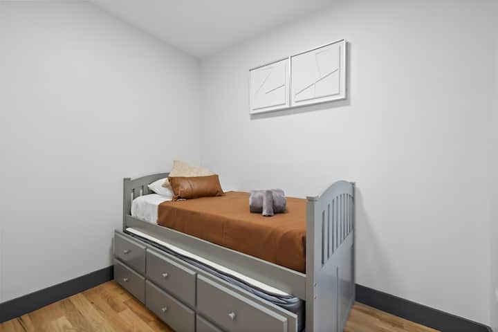 Ორადგილიანი საწოლი იდეალურია ბავშვებისთვის ან დამატებითი სტუმრებისთვის.