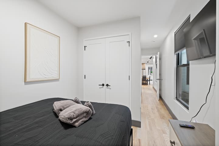 Ნათელი და ფართო საძინებელი თანამედროვე დეკორითა და ბუნებრივი განათებით.