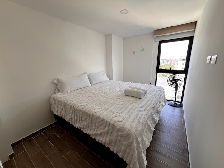 Con un letto king size e un ventilatore, oltre a un armadio