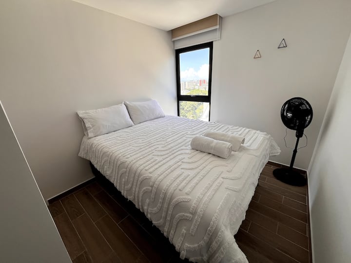 Letto matrimoniale con ventilatore e armadio