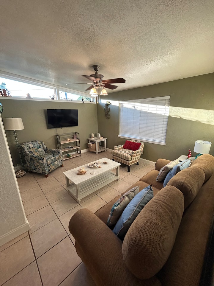 Central & Beachy Style Home - Mary Esther, FL